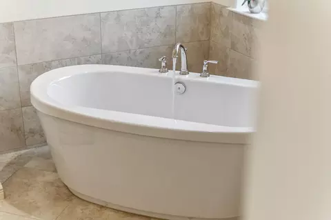 Bath - 3108 E Beech Ct, Visalia, CA 93292 photo 3 of 8