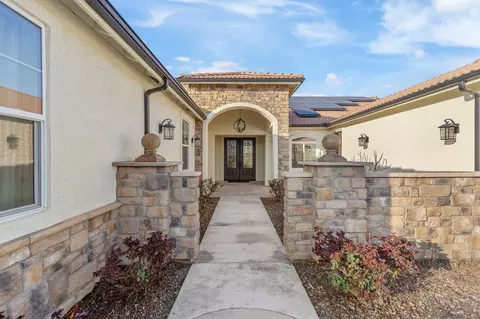 Entry Way - 3108 E Beech Ct, Visalia, CA 93292 photo 2 of 16