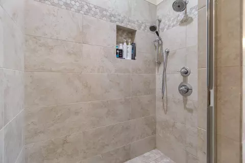 Bath - 3108 E Beech Ct, Visalia, CA 93292 photo 5 of 8