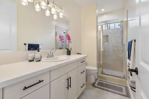 Bath - 3108 E Beech Ct, Visalia, CA 93292 photo 7 of 8
