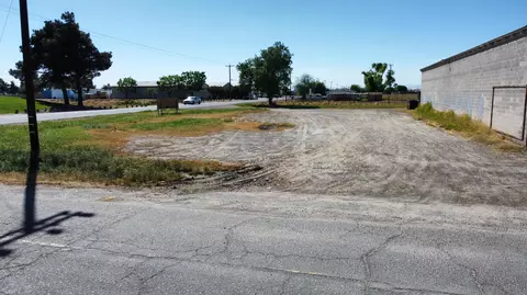 898 Champion St, Lemoore, CA 93245 photo 4