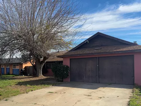 988 Laurel Ave, Lindsay, CA 93247