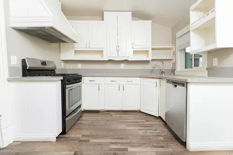 Kitchen - 533 S Kaweah Ave, Exeter, CA 93221 photo 3 of 4