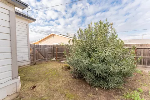 Exterior - 533 S Kaweah Ave, Exeter, CA 93221 photo 9 of 12