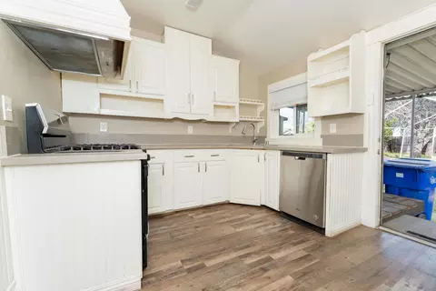 Kitchen - 533 S Kaweah Ave, Exeter, CA 93221 photo 1 of 4