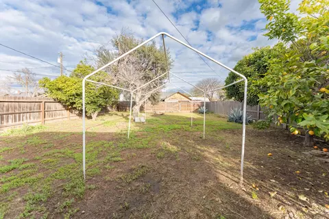 Exterior - 533 S Kaweah Ave, Exeter, CA 93221 photo 7 of 12