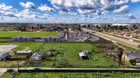 1686 E Foster Dr #H, Tulare, CA 93274