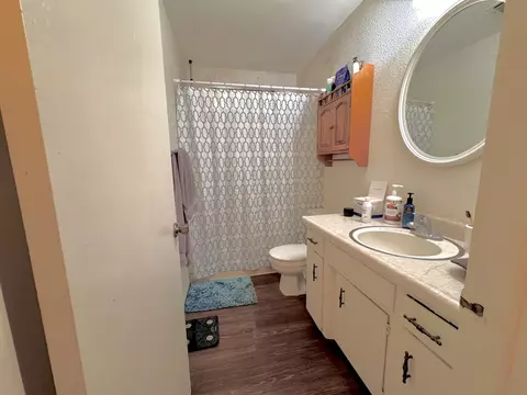 Bath - 208 N B St, Exeter, CA 93221 photo 2 of 4