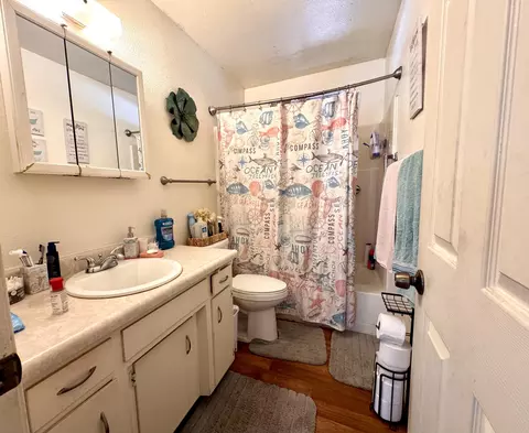 Bath - 208 N B St, Exeter, CA 93221 photo 1 of 4