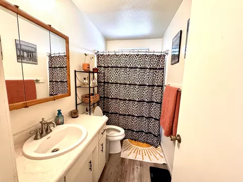 Bath - 208 N B St, Exeter, CA 93221 photo 4 of 4