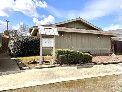 208 N B St, Exeter, CA 93221