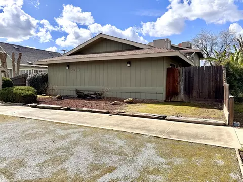Exterior - 208 N B St, Exeter, CA 93221 photo 1 of 6