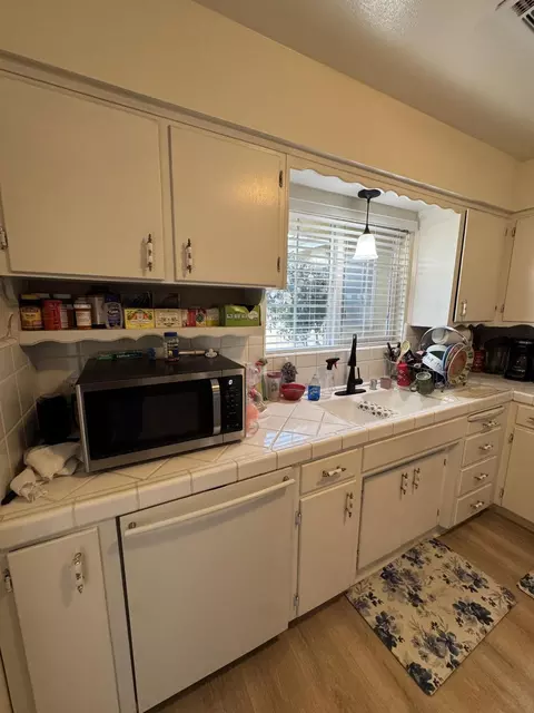 Kitchen - 201 E Lois Ave, Tulare, CA 93274 photo 3 of 8