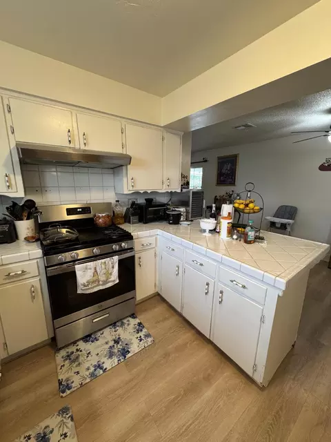 Kitchen - 201 E Lois Ave, Tulare, CA 93274 photo 4 of 8
