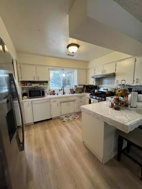Kitchen - 201 E Lois Ave, Tulare, CA 93274 photo 6 of 8