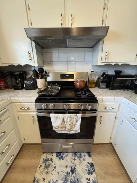 Kitchen - 201 E Lois Ave, Tulare, CA 93274 photo 5 of 8