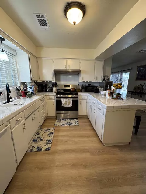Kitchen - 201 E Lois Ave, Tulare, CA 93274 photo 2 of 8