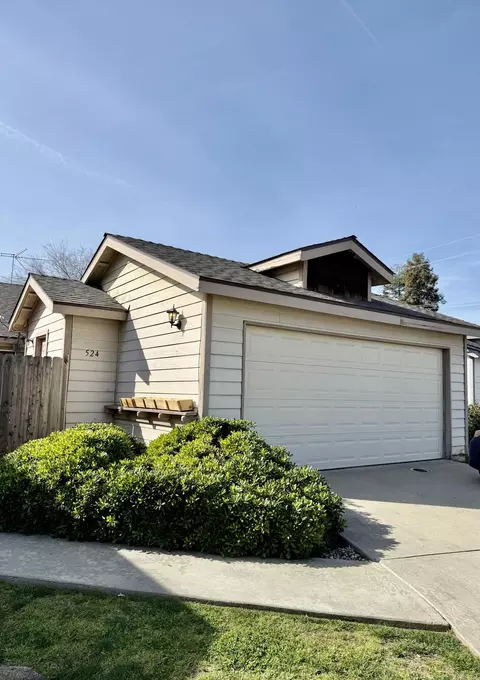 524 N Velie Ct, Visalia, CA 93292