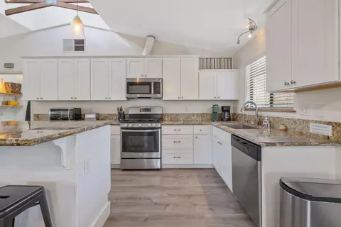 Kitchen - 43677 Washburn Dr, Three Rivers, CA 93271 photo 2 of 5
