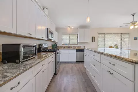 Kitchen - 43677 Washburn Dr, Three Rivers, CA 93271 photo 4 of 5