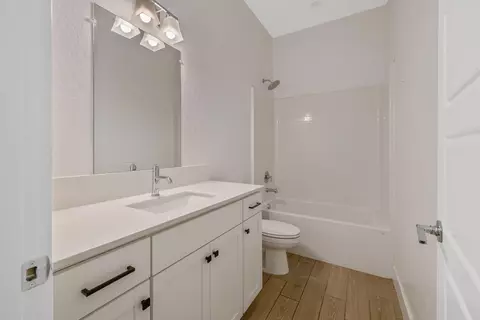 Bath - 324 E Newton Ave, Visalia, CA 93291 photo 2 of 7