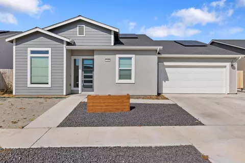 324 E Newton Ave, Visalia, CA 93291