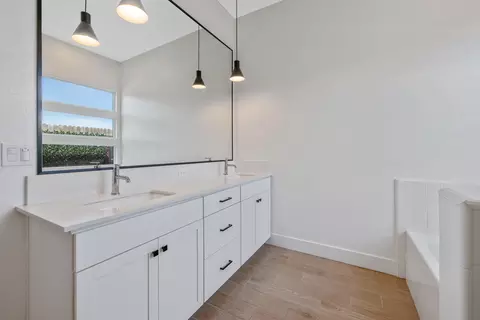 Bath - 324 E Newton Ave, Visalia, CA 93291 photo 7 of 7