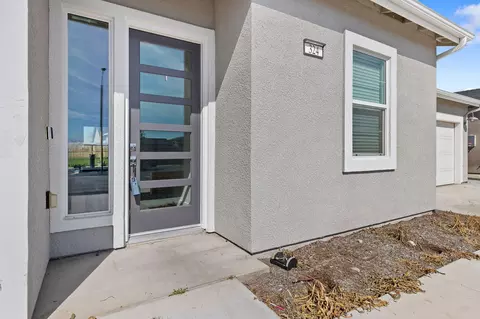 Exterior - 324 E Newton Ave, Visalia, CA 93291 photo 4 of 14