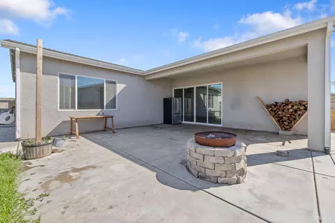 Exterior - 324 E Newton Ave, Visalia, CA 93291 photo 7 of 14
