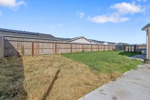 Exterior - 324 E Newton Ave, Visalia, CA 93291 photo 9 of 14
