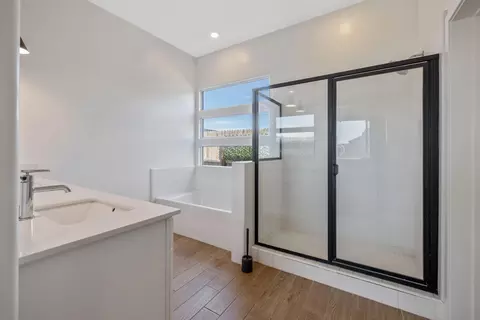 Bath - 324 E Newton Ave, Visalia, CA 93291 photo 4 of 7