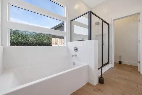 Bath - 324 E Newton Ave, Visalia, CA 93291 photo 6 of 7