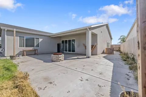 Exterior - 324 E Newton Ave, Visalia, CA 93291 photo 6 of 14
