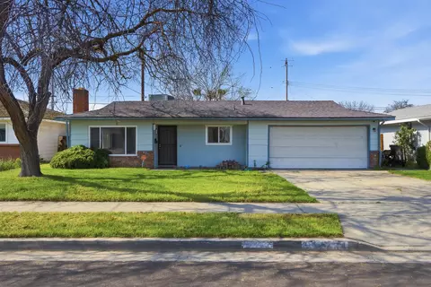 2204 Fairmont Dr, Hanford, CA 93230