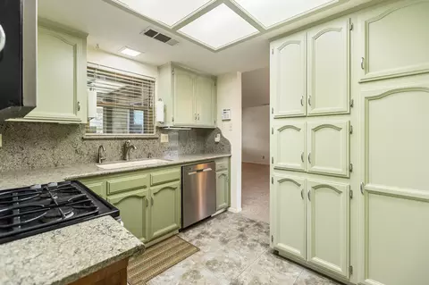 Kitchen - 812 Woods Pl, Exeter, CA 93221 photo 3 of 3