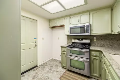 Kitchen - 812 Woods Pl, Exeter, CA 93221 photo 2 of 3