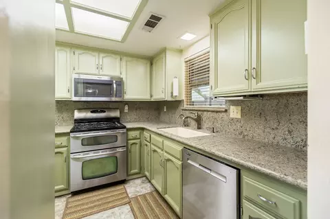 Kitchen - 812 Woods Pl, Exeter, CA 93221 photo 1 of 3