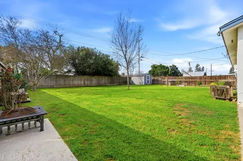 Exterior - 195 E Sandra Ave, Tulare, CA 93274 photo 5 of 6