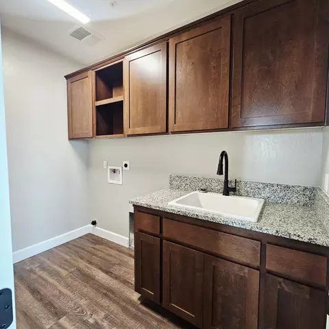 1009 E Harter Dr, Visalia, CA 93292 photo 7