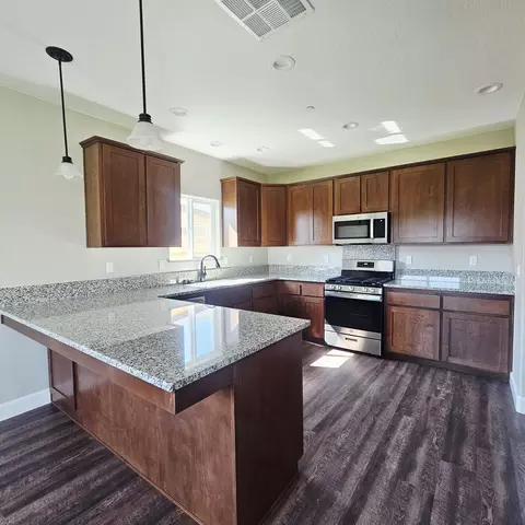 1009 E Harter Dr, Visalia, CA 93292 photo 5