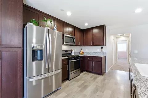 Entry Way - 2201 E Delta Ct, Visalia, CA 93292 photo 2 of 3