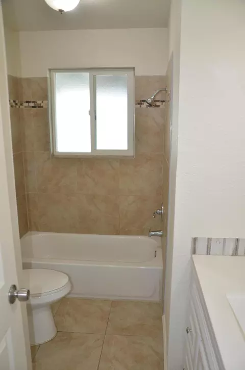 Bath - 1410 W Bush St, Lemoore, CA 93245 photo 4 of 7
