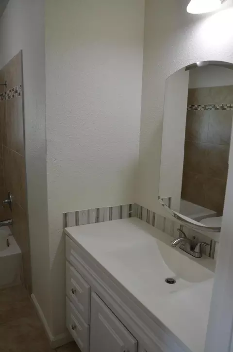Bath - 1410 W Bush St, Lemoore, CA 93245 photo 5 of 7