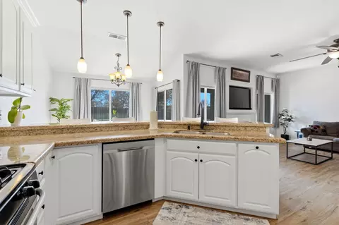 Kitchen - 865 Avalon Dr, Lemoore, CA 93245 photo 3 of 4