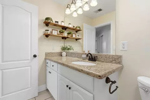 Bath - 865 Avalon Dr, Lemoore, CA 93245 photo 2 of 4