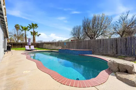Exterior - 865 Avalon Dr, Lemoore, CA 93245 photo 7 of 10