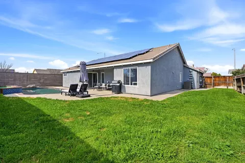 Exterior - 865 Avalon Dr, Lemoore, CA 93245 photo 9 of 10