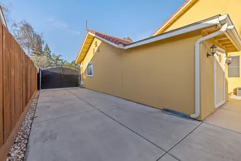 Exterior - 2635 E Paradise Ave, Visalia, CA 93292 photo 22 of 23
