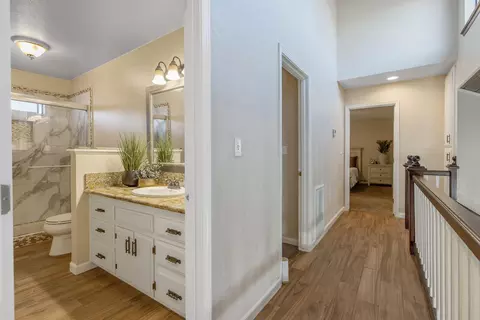 Entry Way - 2635 E Paradise Ave, Visalia, CA 93292 photo 9 of 10