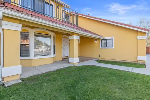 Exterior - 2635 E Paradise Ave, Visalia, CA 93292 photo 5 of 23